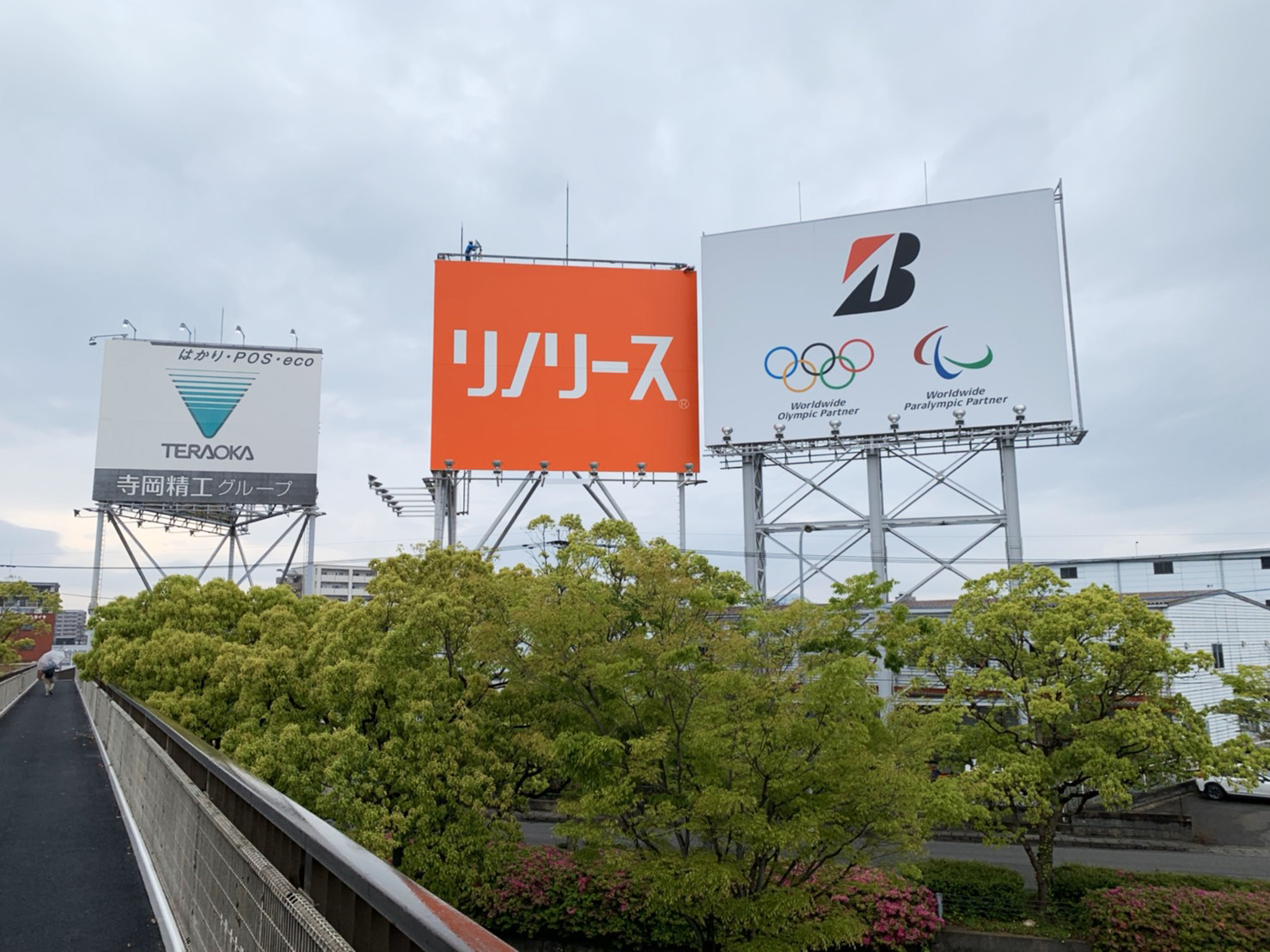 福岡空港の大型看板