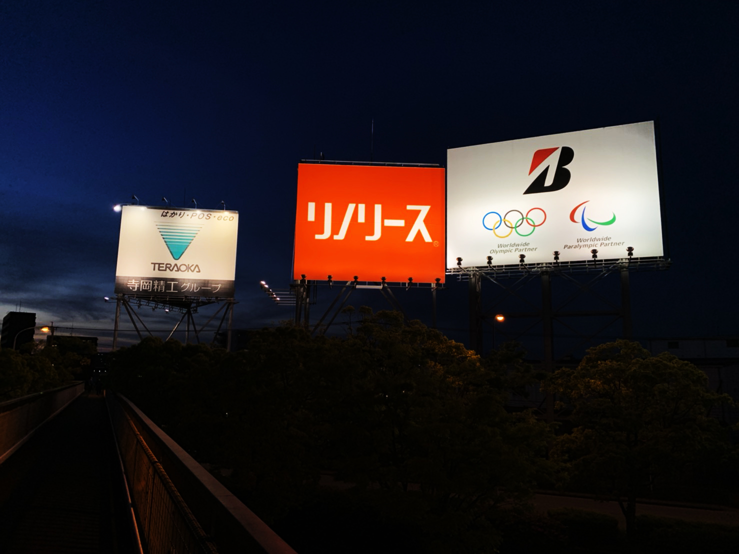 福岡空港の大型看板