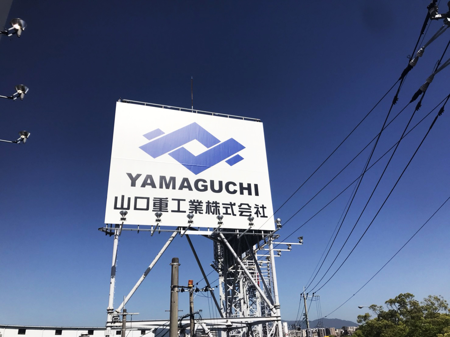 福岡空港前大型看板