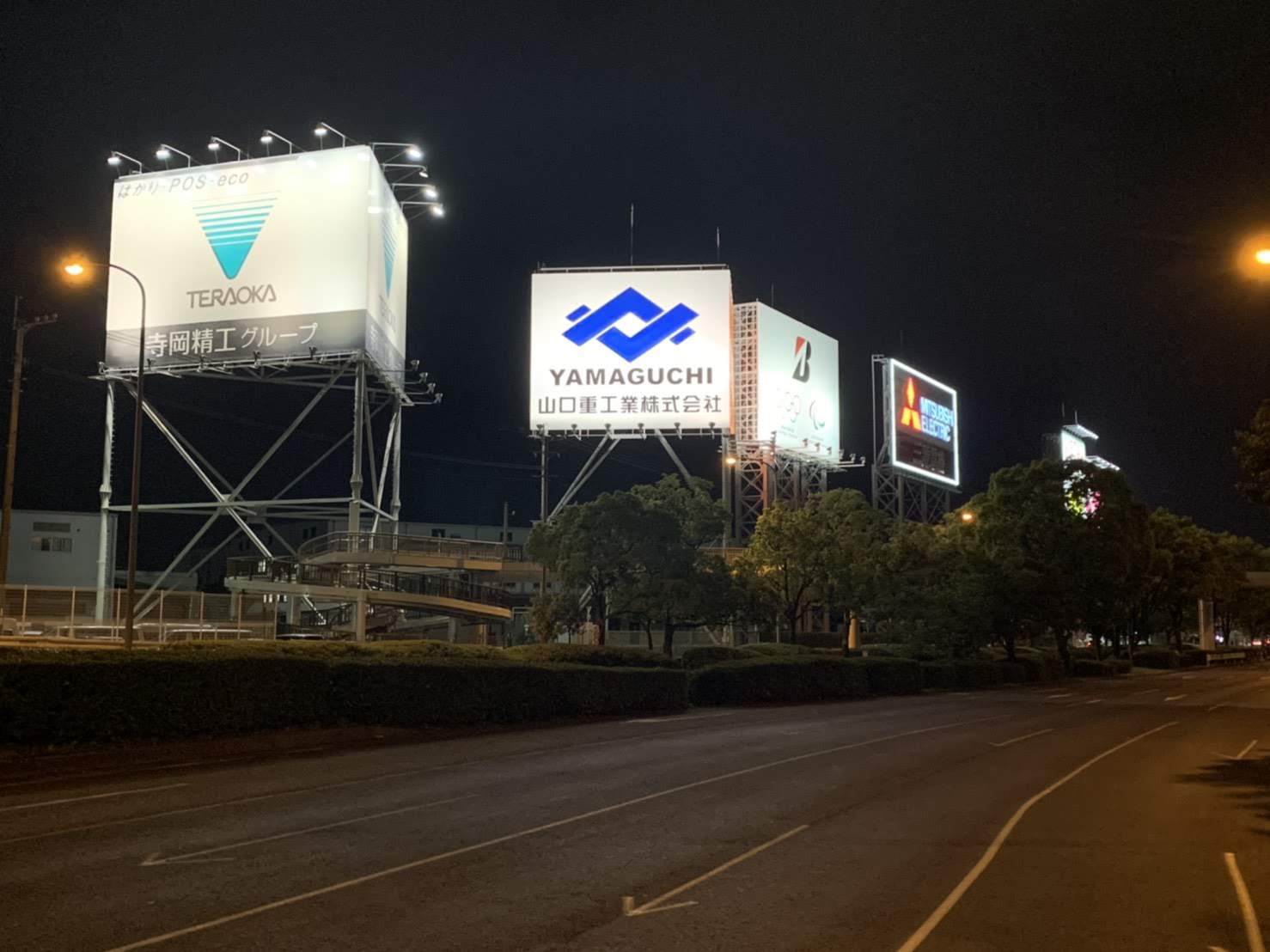 福岡空港前大型看板